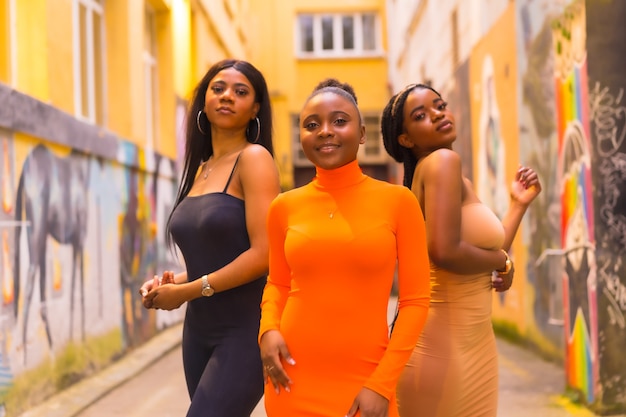 Estilo urbano con tres mujeres africanas negras en una calle de la ciudad