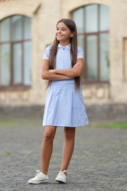 Foto estilo de verano de niña alegre adolescente estilo de verano de niña estilo de verano al aire libre foto de niña estilo de verano de niña