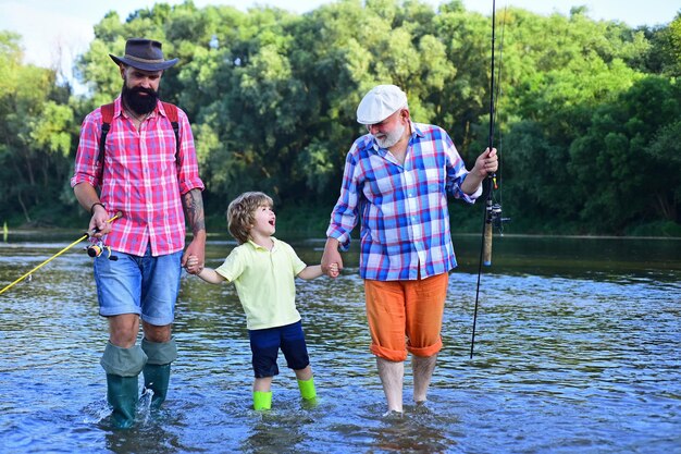 Estilo de vida activo al aire libre Abuelo con hijo y nieto divirtiéndose en el río Feliz día del padre Pesca Día de verano