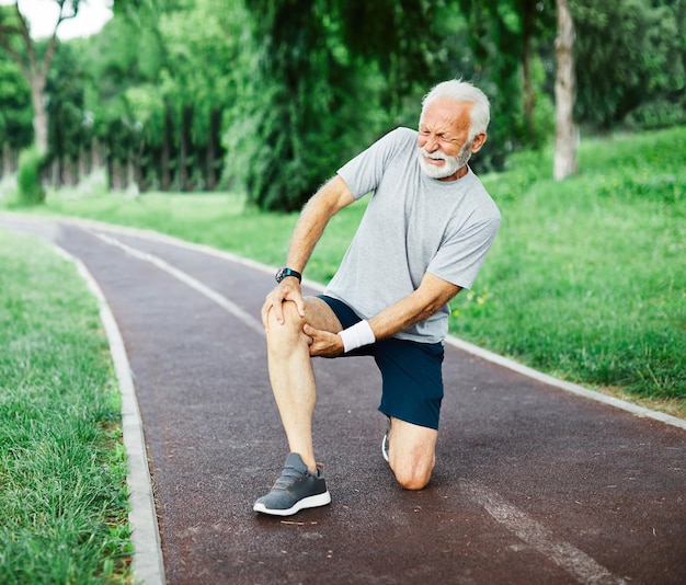 Estilo de vida activo deporte ejercicio lesión dolor dolor pierna rodilla tobillo.
