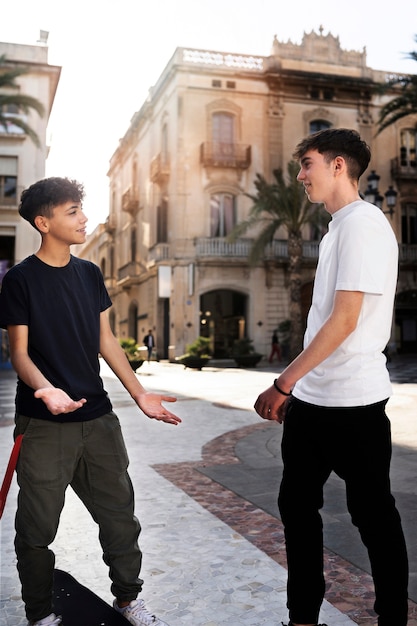 Foto estilo de vida de los adolescentes en la ciudad.