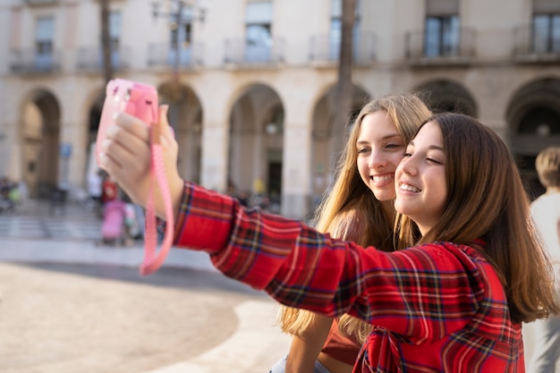 Foto estilo de vida de los adolescentes en la ciudad.