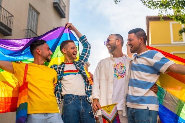 Estilo de vida de amigos homosexuales divirtiéndose en la fiesta del orgullo gay en la ciudad diversidad de jóvenes manifestación con el concepto lgbt de banderas del arco iris