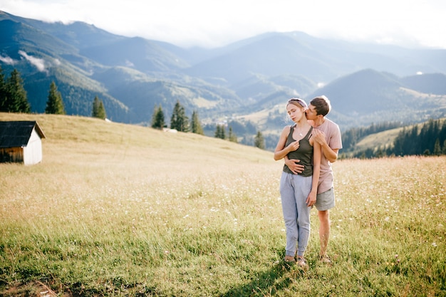 Estilo de vida amorosa pareja abrazándose en las montañas