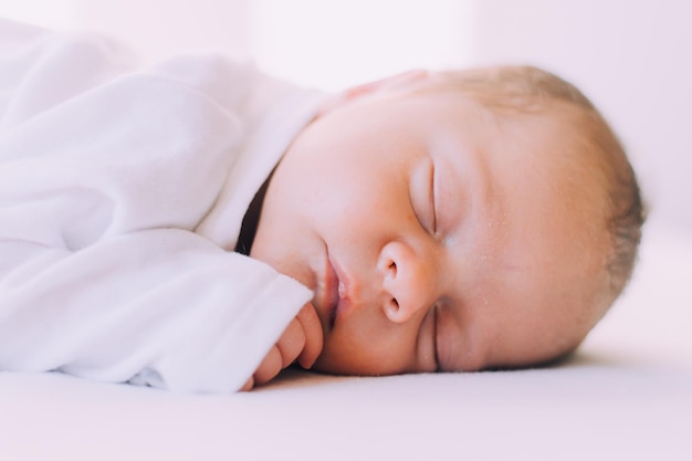 El estilo de vida de un bebé recién nacido durmiendo sobre un fondo blanco Un dulce sueño de infancia