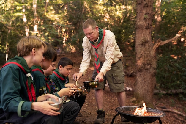 Foto estilo de vida de los boy scouts en el bosque