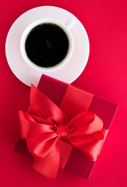 Estilo de vida de celebración romántica y concepto de regalo de cumpleaños, caja de regalo de belleza de lujo y café en flatlay rojo