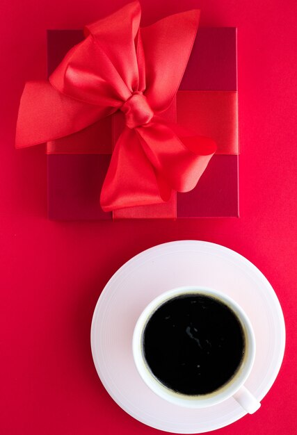 Estilo de vida de celebración romántica y concepto de regalo de cumpleaños, caja de regalo de belleza de lujo y café en flatlay rojo