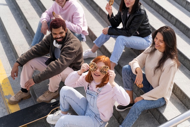 Foto estilo de vida en la ciudad con amigos felices.