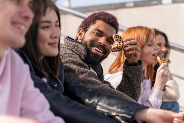 Estilo de vida en la ciudad con jóvenes amigos de cerca