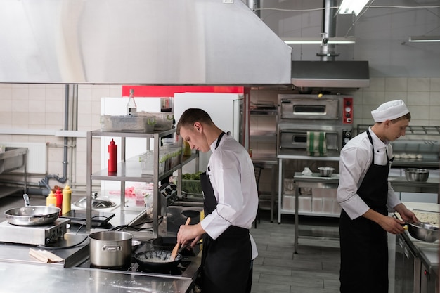 Estilo de vida de cocinero de restaurante. Rutina diaria del chef trabajando en una cocina.