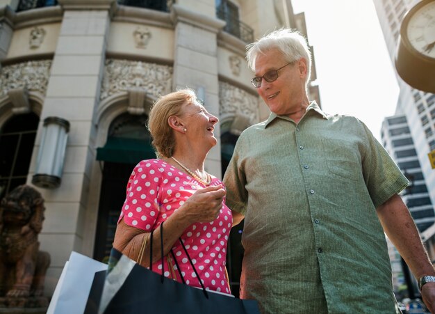 Estilo de vida de compras senior pareja adulta