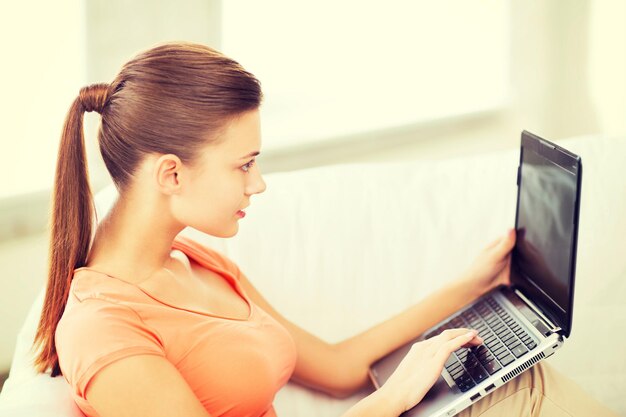 estilo de vida y concepto de internet - mujer usando laptop en casa
