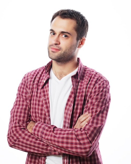 Estilo de vida y concepto de personas Apuesto joven en camisa mirando a la cámara