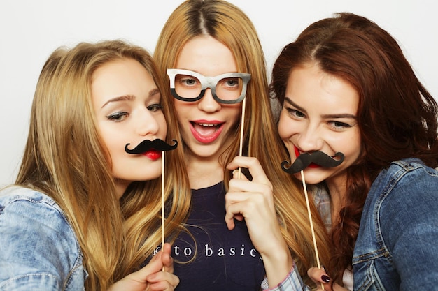 Estilo de vida y concepto de personas Elegantes chicas hipster sexy mejores amigas listas para la fiesta Foto de estudio