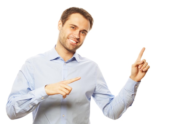 Foto estilo de vida y concepto de personas joven hombre feliz sonriente muestra algo sobre fondo blanco