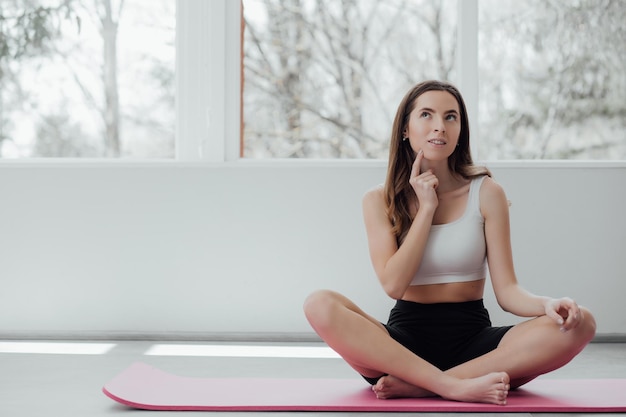 Estilo de vida de cuidado de la salud de niña deportiva. Yoga para principiantes, concepto de bienestar.