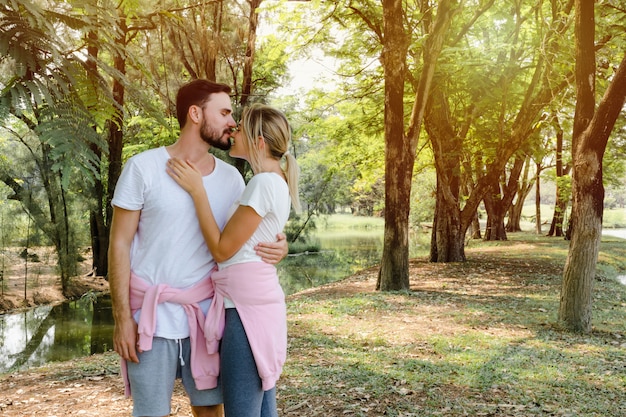 Foto estilo de vida cupé joven romántico en el parque