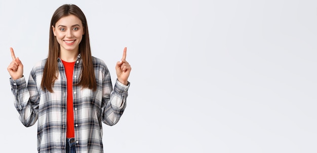 Estilo de vida diferentes emociones actividades de ocio concepto niña sonriente confiada en camisa a cuadros a su vez