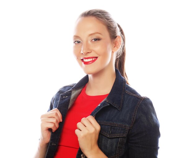 estilo de vida felicidad emocional y concepto de la gente hermosa mujer joven con camisa roja mirando a la cámara y hacer diferentes emociones contra fondo blanco