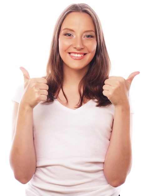 Estilo de vida felicidad emocional y concepto de personas Hermosa mujer joven con camisa blanca mirando a la cámara y haciendo diferentes emociones mientras está de pie contra el fondo blanco