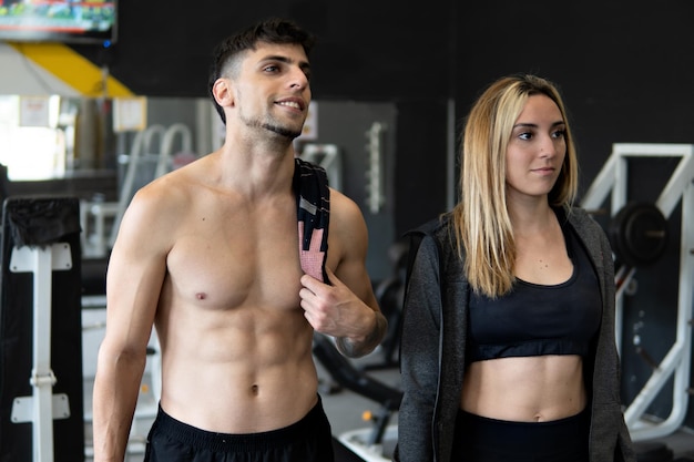 Estilo de vida fitness de pareja joven