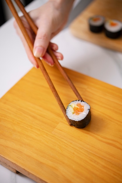 Estilo de vida: gente aprendiendo a hacer sushi