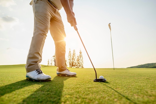 Estilo de vida, golf, actividad, al aire libre, deporte, concepto de golfista. Pelotas de golf que van a ser hoyo por golfistas en el campo de golf de hierba verde al atardecer.