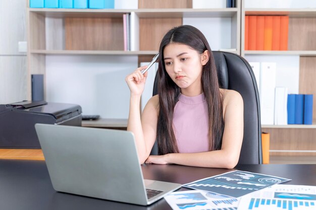 Estilo de vida hermosa mujer joven de negocios asiáticos usando computadora portátil en el concepto de negocio de escritorio de oficina