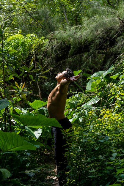 Foto estilo de vida hombre yoga ejercicio y pose para una vida sana joven o personas plantean equilibrio cuerpo vital ze