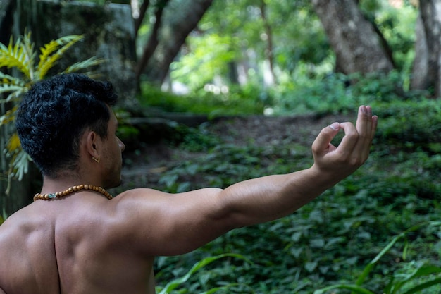 Estilo de vida hombre yoga ejercicio y pose para una vida sana Joven o personas plantean equilibrio cuerpo vital zen meditación para workou