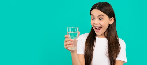 Estilo de vida infantil saludable balance de agua en el cuerpo bebiendo por día hidratación vitalidad Banner de niña con vaso de agua retrato de estudio con espacio de copia