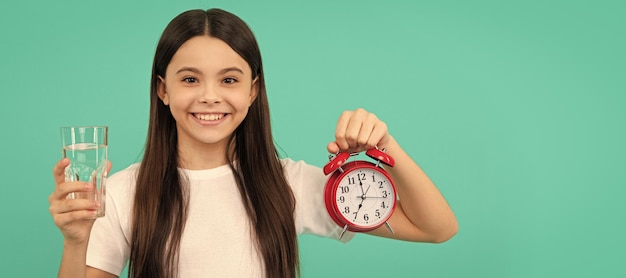 Estilo de vida infantil saludable tiempo para beber agua equilibrio de agua en el cuerpo Banner de niña con vaso de agua retrato de estudio con espacio de copia