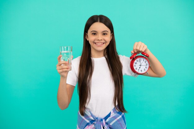 Estilo de vida infantil saludable tiempo para beber agua equilibrio hídrico en la hidratación corporal vitalidad