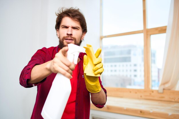 Estilo de vida de limpieza de ventanas de detergente con guantes de goma más limpio