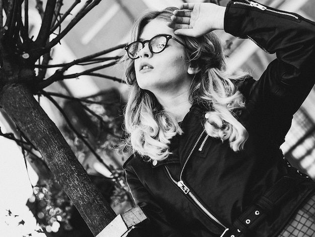 Estilo de vida moda y personas concepto chica rubia en la ciudad imagen en blanco y negro