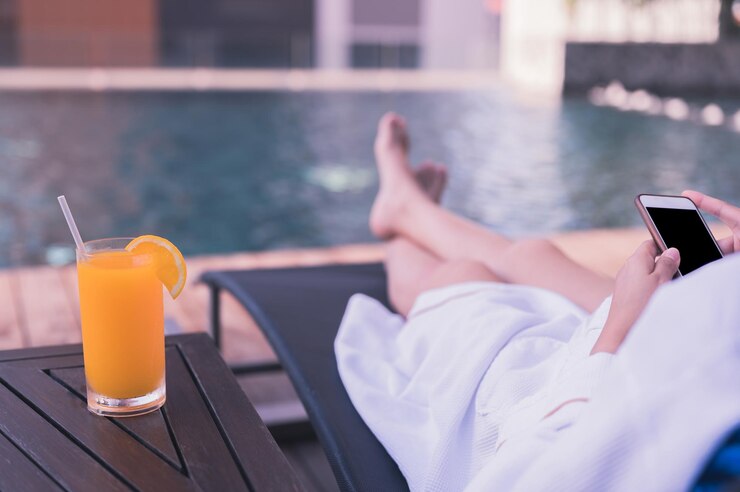 Estilo de vida de la mujer en la piscina sola. Bienestar y actividad relajante al aire libre en verano.