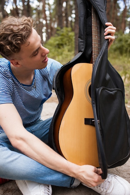 Foto estilo de vida musical. hombre tocando la guitarra. instrumentos de artista.