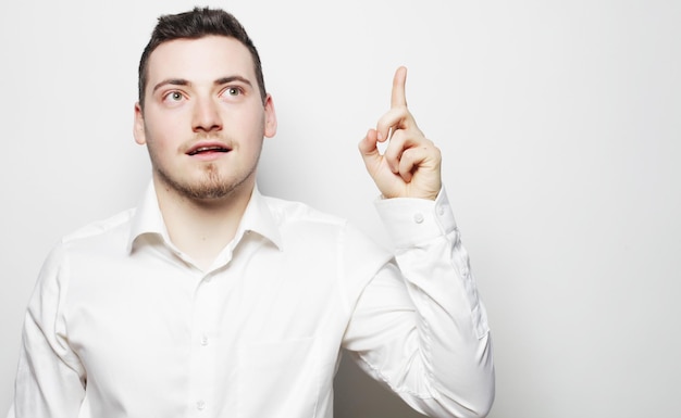 Foto estilo de vida negocios y personas concepto hombre de negocios apuntando con el dedo aislado en fondo blanco