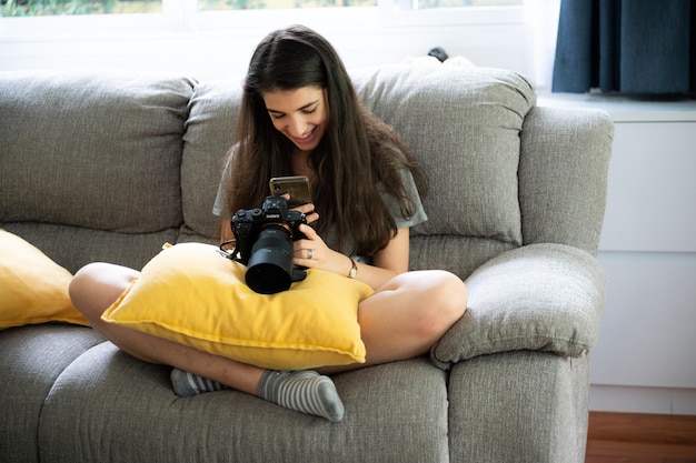 Estilo de vida de persona de mujer para relajarse en casa feliz y sonreír con relajación de actividad interior