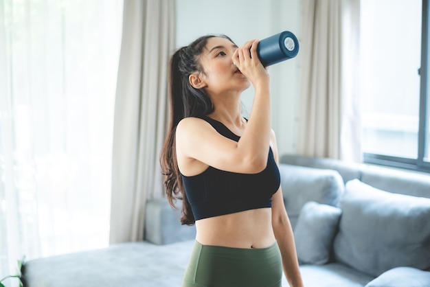 Estilo de vida de persona de mujer para relajarse en casa feliz y sonreír con relajación de actividad interior