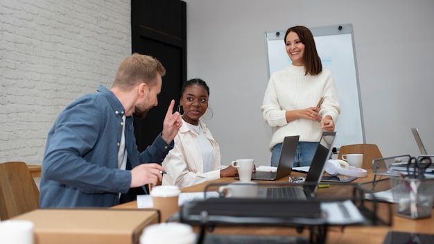 Foto estilo de vida de las personas en la oficina.