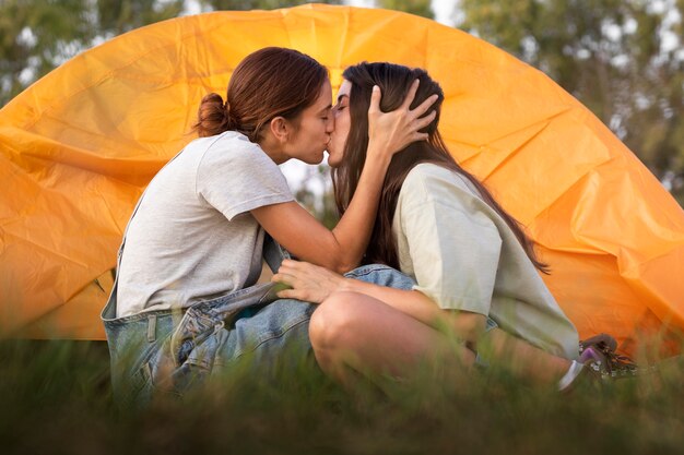 Foto estilo de vida de las personas que viven en camping.