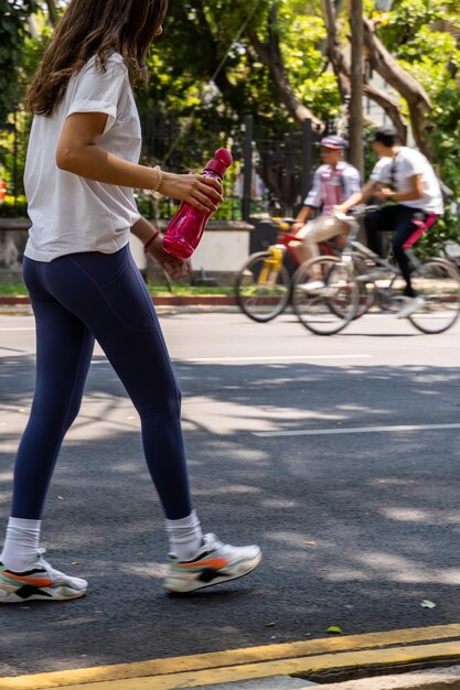 Foto estilo de vida saludable y activo deportes y fitness mujer feliz con camiseta blanca haciendo ejercicio