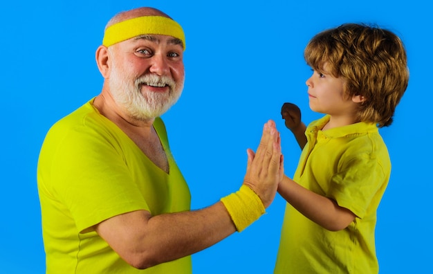 Estilo de vida saludable y activo. Tiempo en familia juntos. Deportivo. Abuelo y nieto lindo en ropa deportiva.