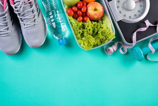 Estilo de vida saludable, alimentos y concepto de deporte en verde pastel.