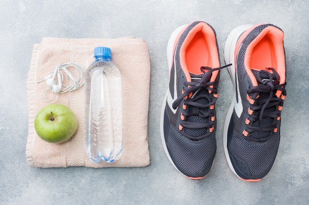 Estilo de vida saludable, comida y agua, equipamiento para deportistas.