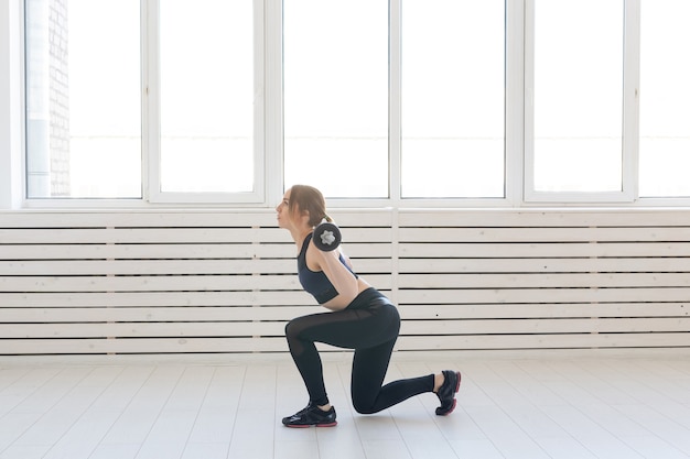 Estilo de vida saludable, fitness, personas y concepto de deporte - Retrato de entrenamiento de mujer adulta en forma con barra para el cuerpo.