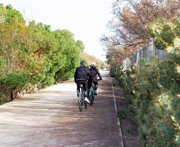 Estilo de vida saludable Gente en bicicleta en el parque de la ciudad