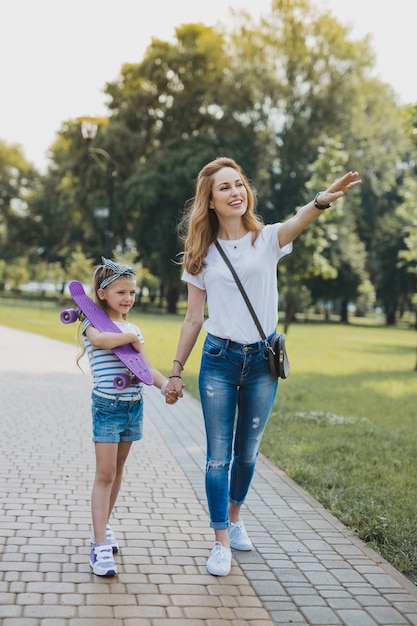 Estilo de vida saludable. Hermosa familia moderna que se siente alegre e inolvidable mientras tiene un estilo de vida saludable